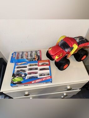 🔥 New Hot Wheels  Assorted Toy Cars 1 Special Edition Bundle + Super sized Toro